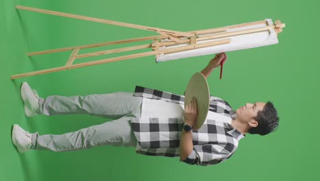artista pintando en pantalla verde