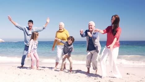웃는 세대의 가족이 함께 춤을 추고 있습니다.