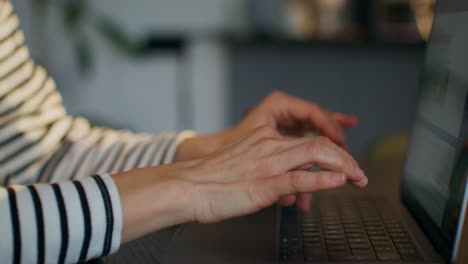 mujer escribiendo en una computadora portátil