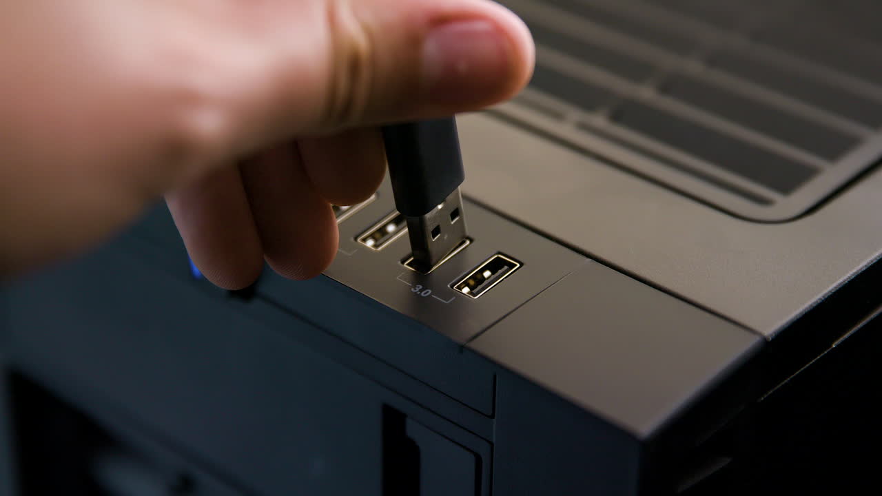 el hombre conecta el cable al usb 3