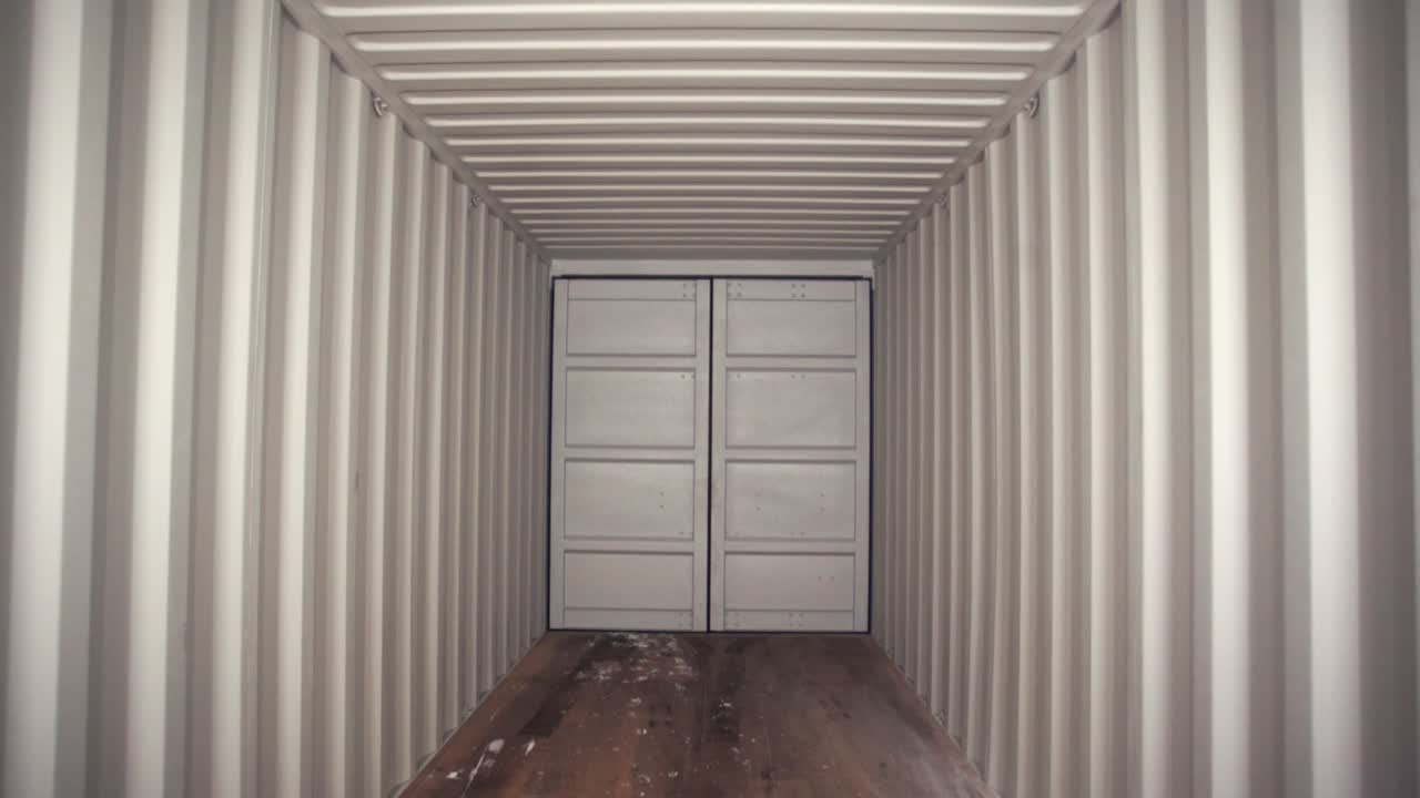 빈 운송 컨테이너의 내부