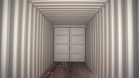 interior de un contenedor de transporte vacío