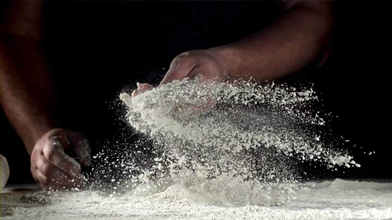 Cena em Câmera Lenta de Farinha Caindo das Mãos