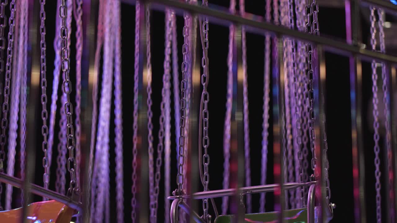 colorido carrusel por la noche en un parque de atracciones