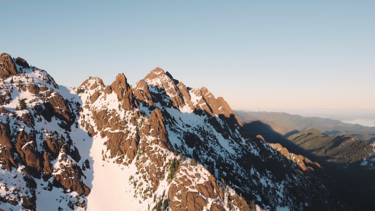 Ripresa con drone orbitante sulle montagne Olympic, scattata appena fuori dal parco nazionale al tramonto, con vista su Hood Canal