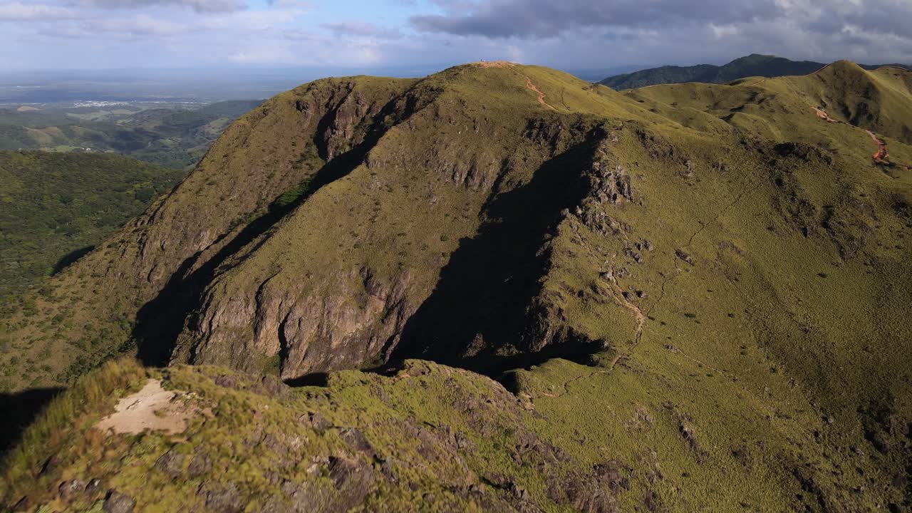 largo video de lento vuelo de drones hacia atrás revelando el pico pelado en el norte de costa rica durante el amanecer
