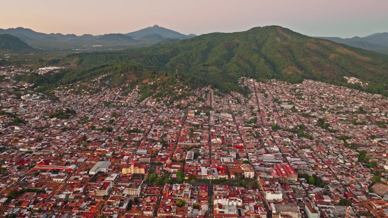 Uruapan Michoacán México, zona urbana densamente poblada con tejados rojos y paisaje circundante, vista aérea con dron