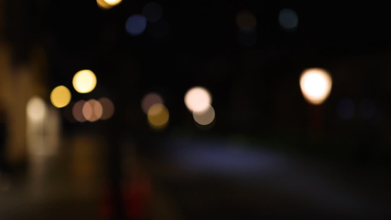 luces borrosas de la ciudad por la noche creando bokeh