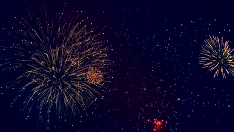muchos fuegos artificiales se rompen en el cielo. fuegos artificiales grandes y pequeños se mostraron debido a la celebración.