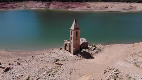 Leerer-Stausee-Mit-Einer-Zerstörten-Kirche