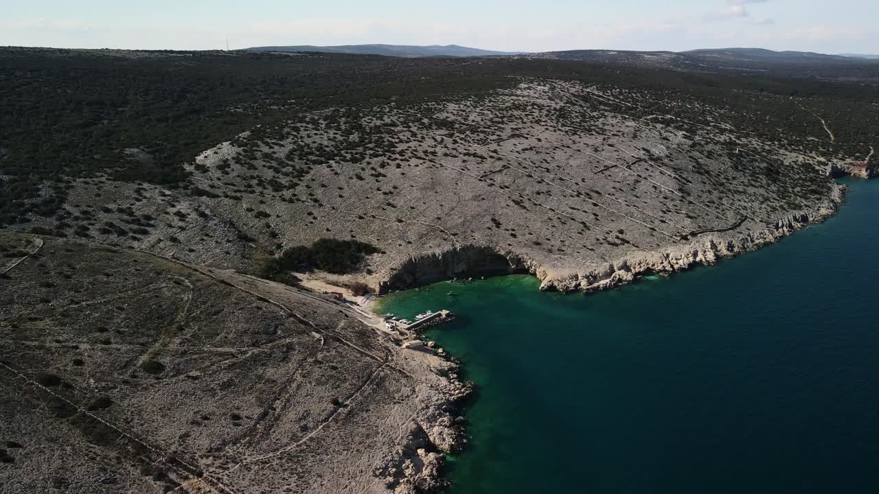 toma en órbita de la hermosa costa en luka croacia con drones en el horizonte observando el majestuoso paisaje y los colores del mar adriático