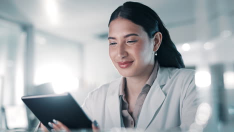 Tablet,-Frau-Oder-Wissenschaftler-Im-Labor