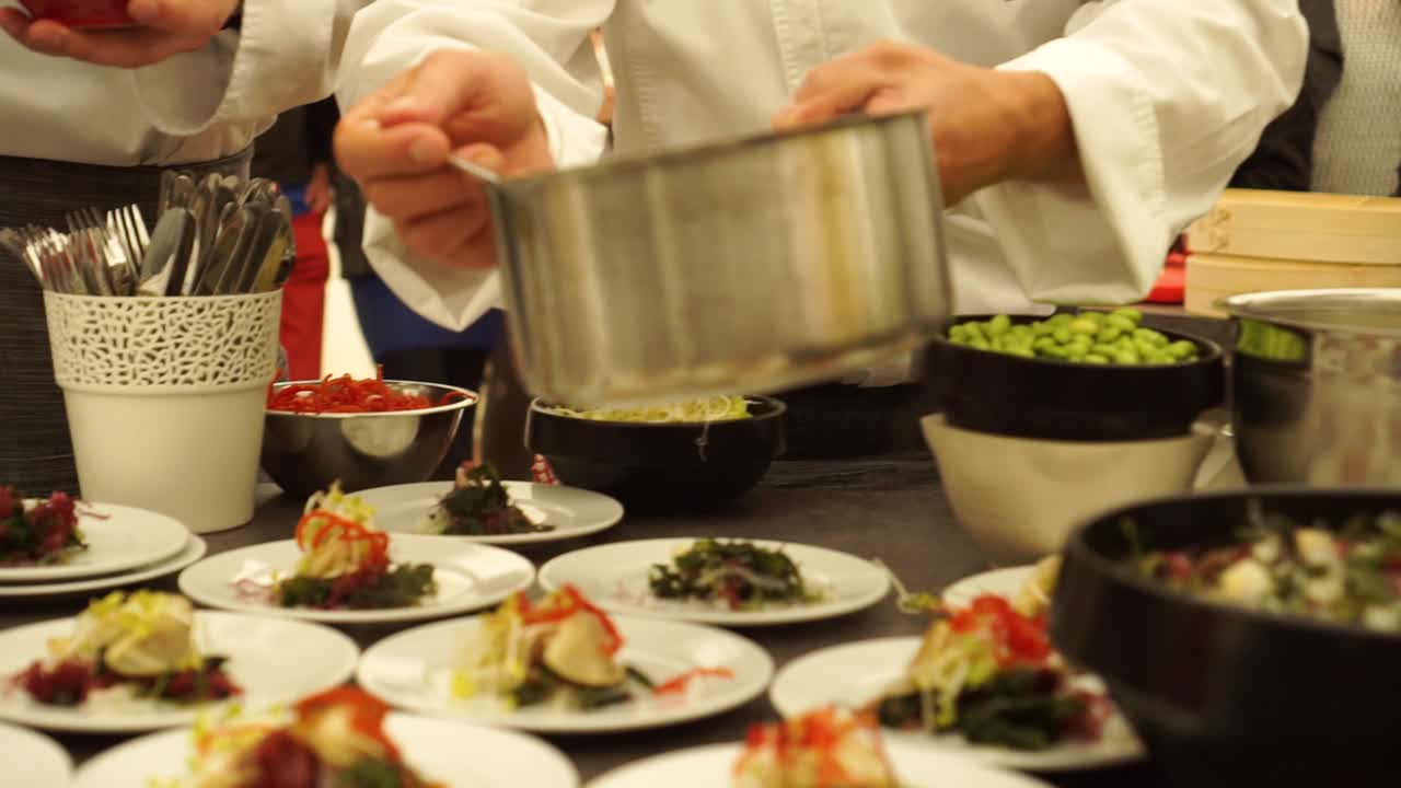 요리사 가요자 (gyoza) 가 음식 축제에서 중국 플링을 요리하고 있다.