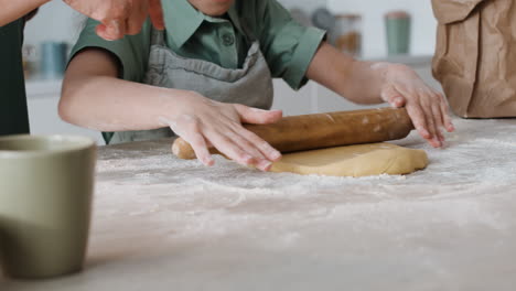 la grand-mère et la fille cuisinent