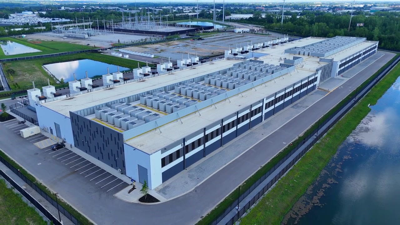 Luftfoto af en hyperskala datacenterbygning og dens infrastruktur i Ohio, USA