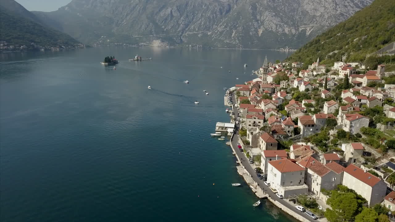 Rekaman udara Perast di Teluk Kotor, Montenegro, saat hari cerah