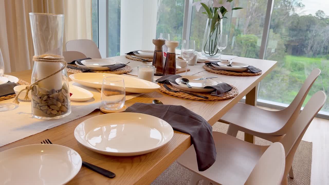 mesa de comedor bellamente arreglada con vistas panorámicas