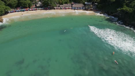 Luftdrohne-Fliegt-über-Paradiesischen-Surfer,-Türkisfarbenes-Wasser,-Buchtstrand,-Mexiko,-Carrizalillo,-Zoomt-In-Die-Küste-Und-Türkisfarbene-Wellen