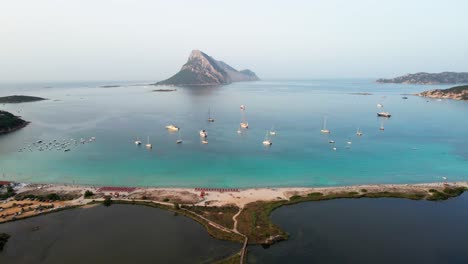 Entdecken-Sie-Das-Küstenparadies-Von-Porto-Taberna,-Wo-Azurblaues-Wasser,-Goldener-Sand-Und-Die-Majestätische-Präsenz-Der-Isla-Tavolara-Auf-Sie-Warten