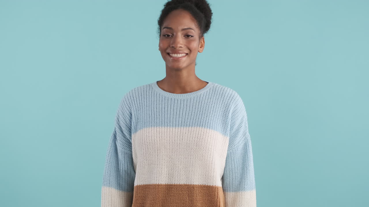 mujer joven posando y sonriendo