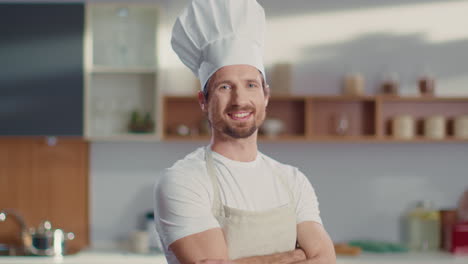 Hombre-Sonriente-Cruzando-Los-Brazos-En-La-Cocina