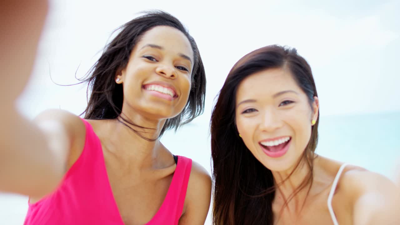 바다의 모래 위에 있는 다민족 여자친구의 초상화