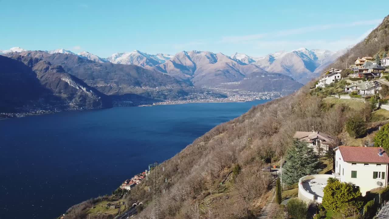 vista panorámica del lago como y los alpes con fincas privadas, vista aérea