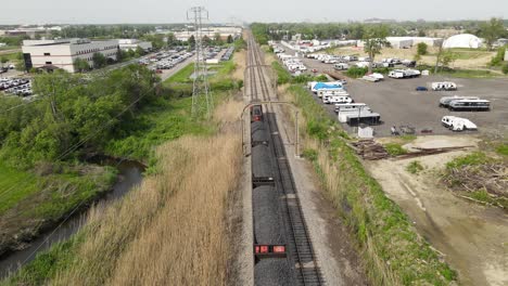 Vagones-De-Carga-De-Carbón-Sobre-Rieles-De-Tren-Para-Soporte-Mineral,-Vista-De-Establecimiento-Aéreo