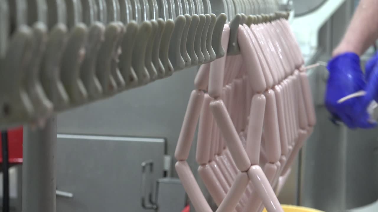 돼지고기는 신선하게 요리하고 보존하여 먹습니다.