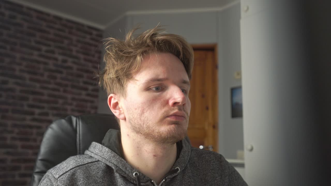 한 젊은 대학원생이 자신이 진행하고 있는 그룹 프로젝트에 대해 걱정하고 있습니다.