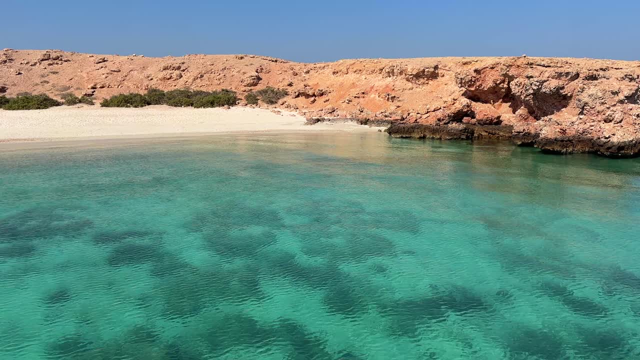 Wyspy Dajmanijat, Oman – krajobraz z krystalicznie czystą turkusową wodą, plażami z białym piaskiem i chronionym rezerwatem morskim