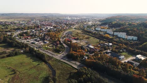 Eine-Drohnenaufnahme-Der-Wichtigsten-Intercity-Straße-Und-Des-Von-Feldern-Umgebenen-Eisenbahnviadukts