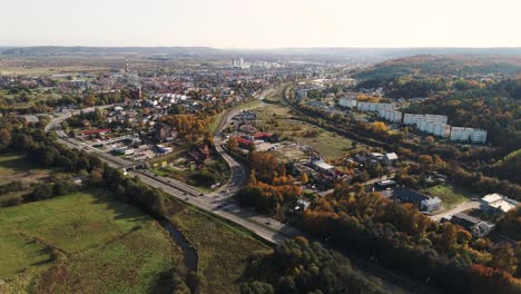 imágenes de drones de la principal carretera interurbana y el viaducto del ferrocarril rodeados de campos