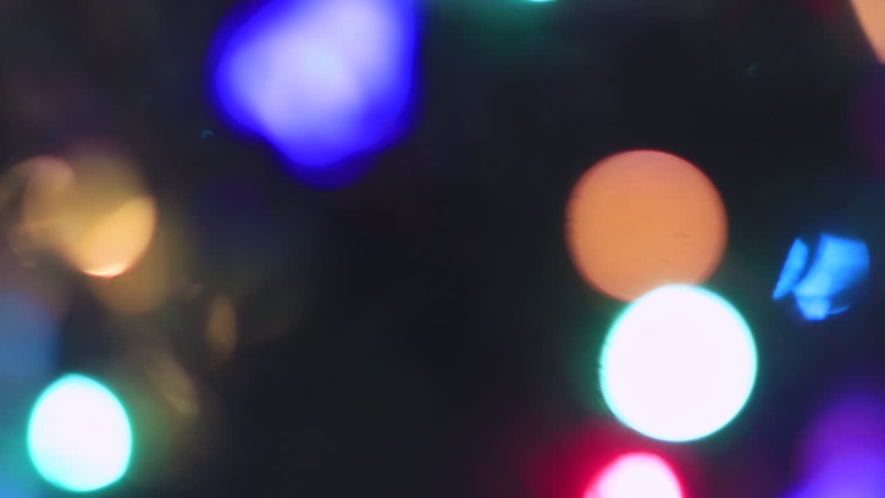 las luces multicolores llamativas de navidad brillan brillantemente.