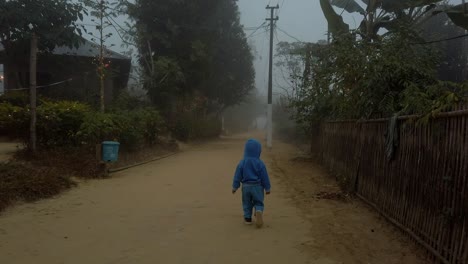 Un-Niño-Vagando-Por-Su-Pueblo