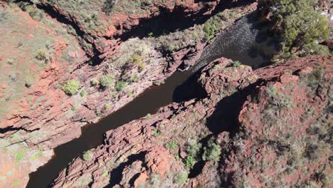 Avión-Teledirigido-Girando-Sobre-El-Desfiladero-De-Joffre-En-El-Parque-Nacional-Karijini