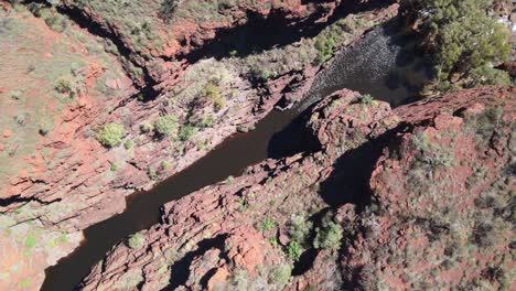 un avión no tripulado volando sobre el desfiladero de joffre en el parque nacional de karagini