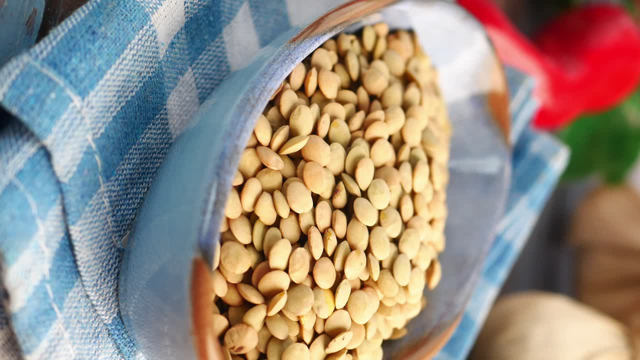 그릇에 렌즈 콩