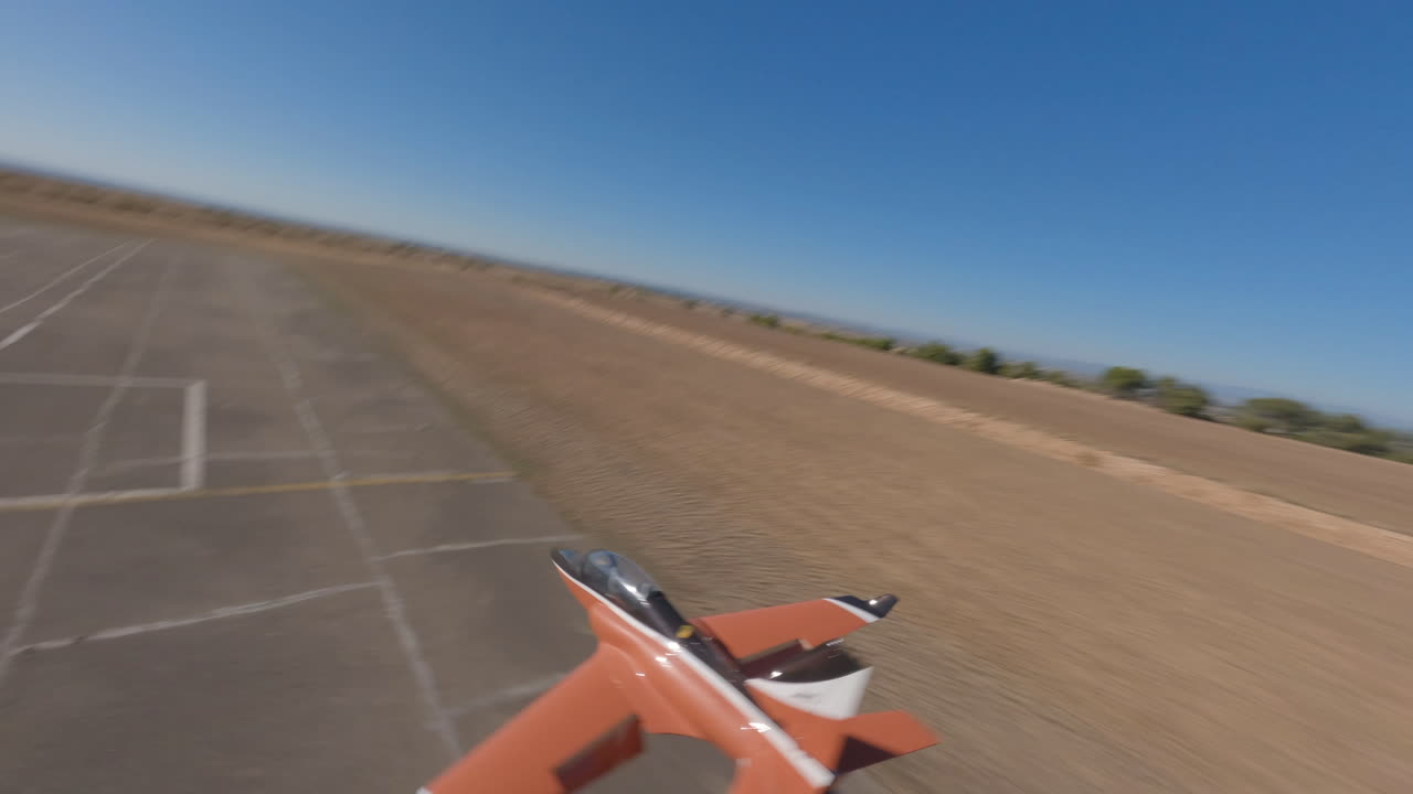 fpv drone tracking rc plane volando en un día soleado