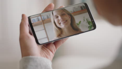 mujer joven teniendo video chat usando teléfono inteligente en casa hablando con un amigo disfrutando de la conversación compartiendo estilo de vida en teléfono móvil orientación horizontal 4k metraje