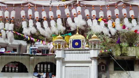 Manikaran-Sahib-Gurudwara-De-La-Religión-Sij-Decorada-Con-Volantes-En-El-Día-Video-Tomado-En-Manikaran-Manali-Himachal-Pradesh-India-El-22-De-Marzo-De-2023