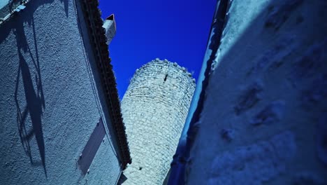 Kleiner-Steinturm-In-Einem-Kleinen-Dorf-In-Frankreich-Boulbon