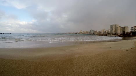 playa prohibida y cerró la ciudad griega de varosha en la lluvia en invierno