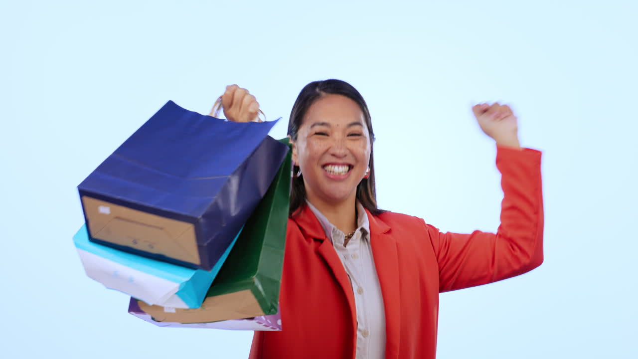 mujer asiática, bolsa de compras y baile en el estudio