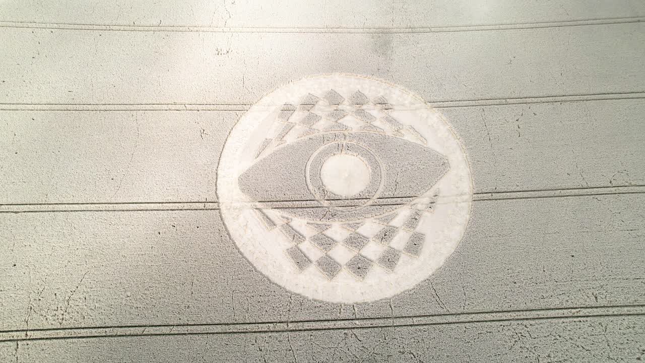 골든 햄프셔의 농경지에서 서쪽 메온 곡물 서클 패턴을 내려다보는 공중 풍경