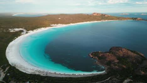 el panorama aéreo de la bahía de la suerte al atardecer, parque nacional de cabo legrand en australia occidental