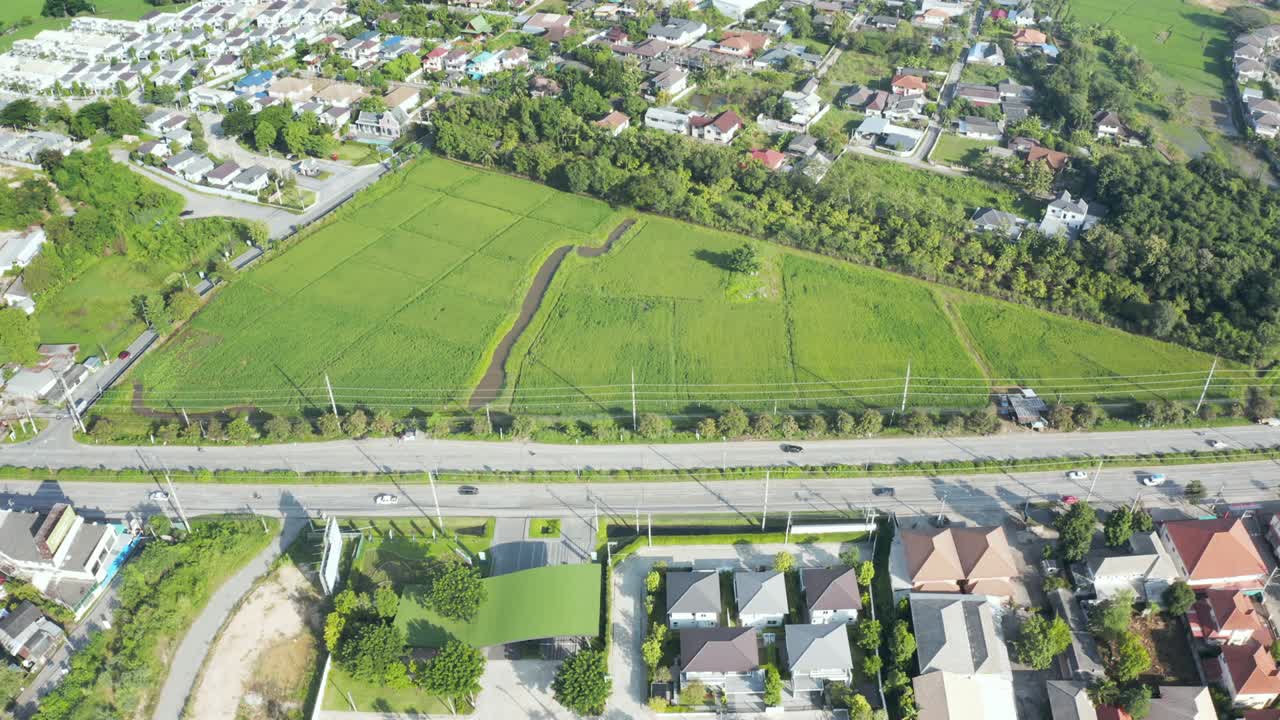 공중에서 볼 수 있는 초록색 과 교통의 풍경 또는 풍경.