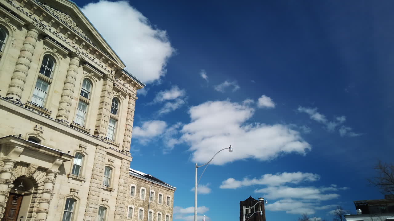 토론토에 있는 오래된 돈 감옥의 장엄한 구조를 드러내는 느린 패닝 샷