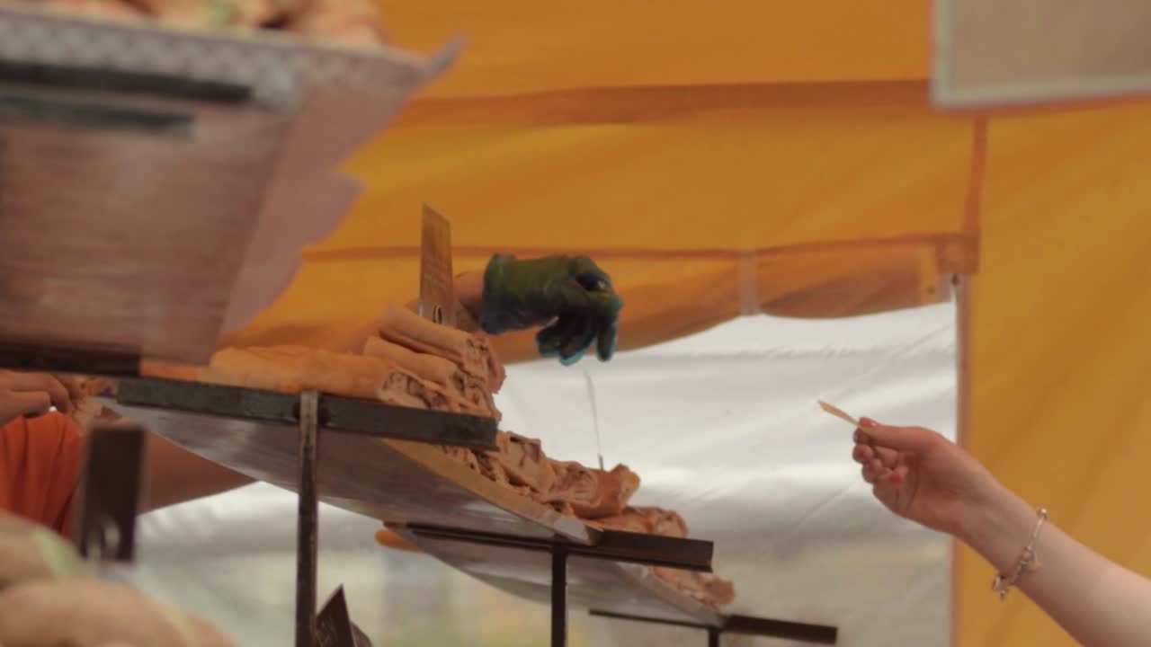 식품 시장에서 돈을 교환하다