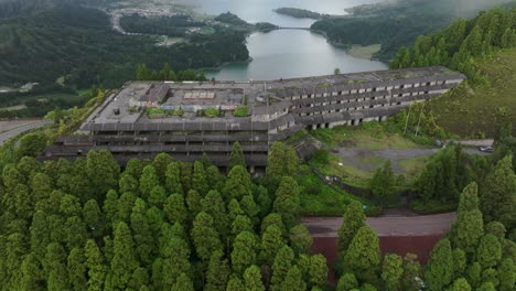 Foto-Revelada-Del-Famoso-Antiguo-Hotel-Abandonado-En-São-Miguel,-Azores